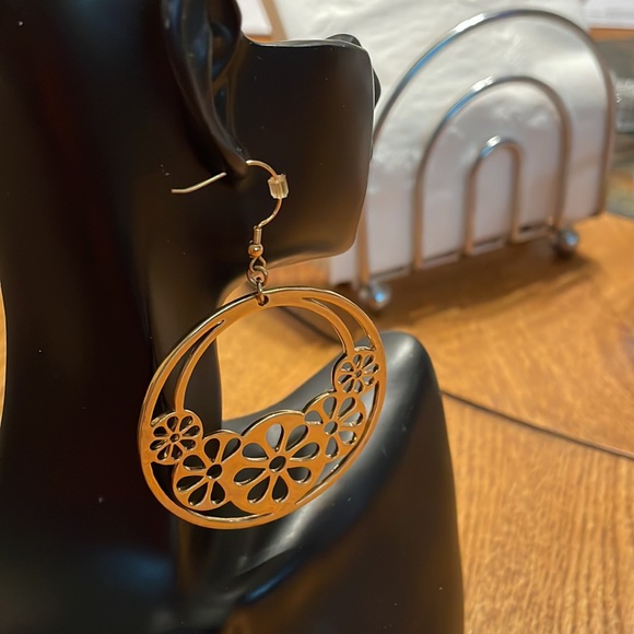 Beautiful gold tone earrings for pierced ears. 2 3/4 inches long/7 cm. - Picture 4 of 4